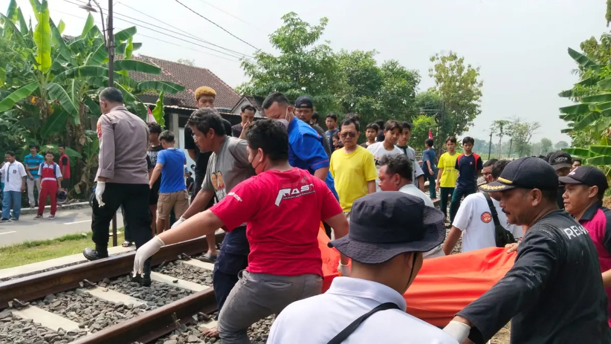 Evakuasi jasad kuli bangunan yang tewas tertemper KA Batara Kresna di Polokarto, Sukoharjo, Selasa (18/8). (IWAN KAWUL/RADAR SOLO)