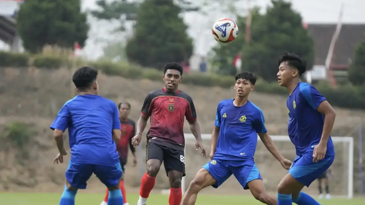 Pemain Persipura saat berduel dengan pemain Persika Karanganyar dalam laga uji coba perdana yang digelar di Lapangan Songgo Langit, Kabupaten Boyolali, Sabtu (15/8/2026)(CEPOSONLINE.COM/PERSIPURA).