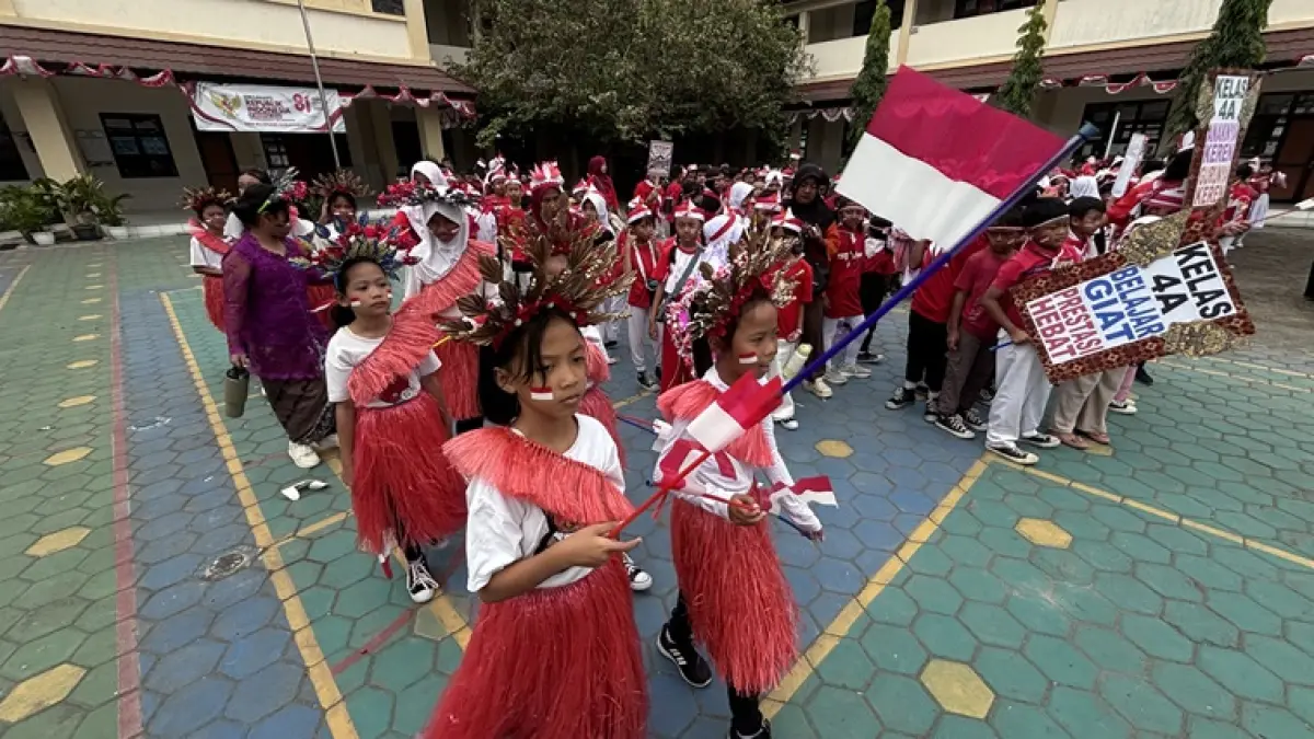 Siswa mengikuti Pawai Kemerdekaan sambut HUT Ke-81 Kemerdekaan RI di SDN Rejosari Solo, Selasa (18/8). (ARIEF BUDIMAN/RADAR SOLO)