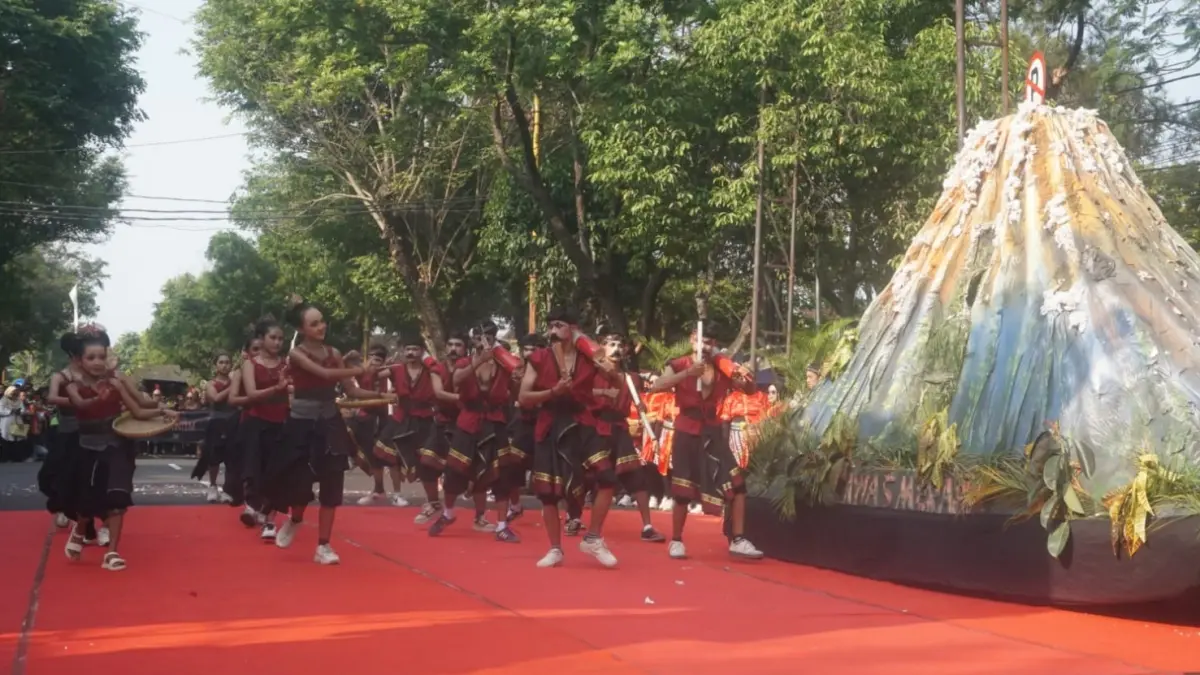 Unjuk kreasi setiap kontingen pada Karnaval Budaya Klaten 2026 di sepanjang Jalan Pemuda, Klaten, Selasa (18/8/2026). (Angga Purenda/Radar Solo)