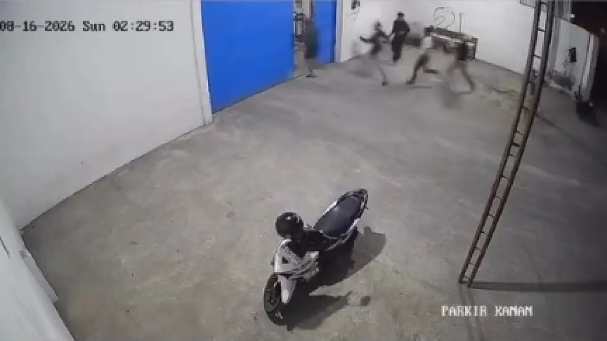 Aksi penyerangan terhadap gudang kargo yang berdekatan dengan RSU Islam Klaten, Klaten, Minggu (16/8/2027). (Dokumentasi Video @kabareklaten)
