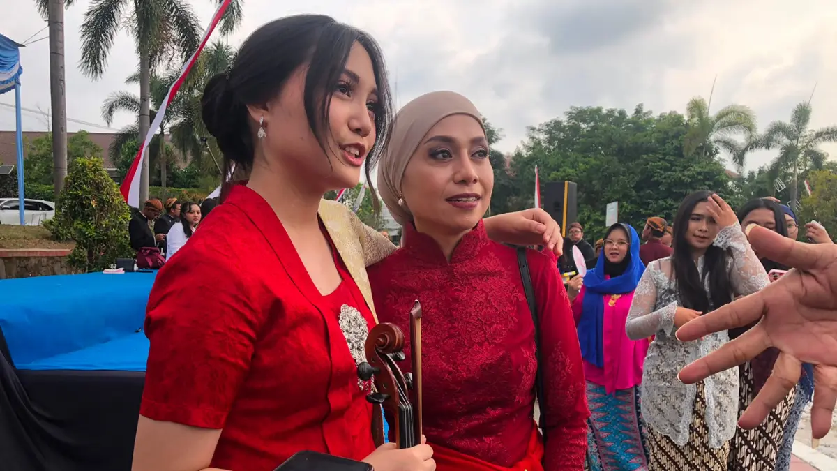 Antea Putri Turk, cicit dari kakak WR Supratman usai tampil di peringatan HUT ke-81 Jateng yang dipusatkan di Boyolali, Rabu (19/8/2026). (ABDUL KHOFID/RADAR SOLO)