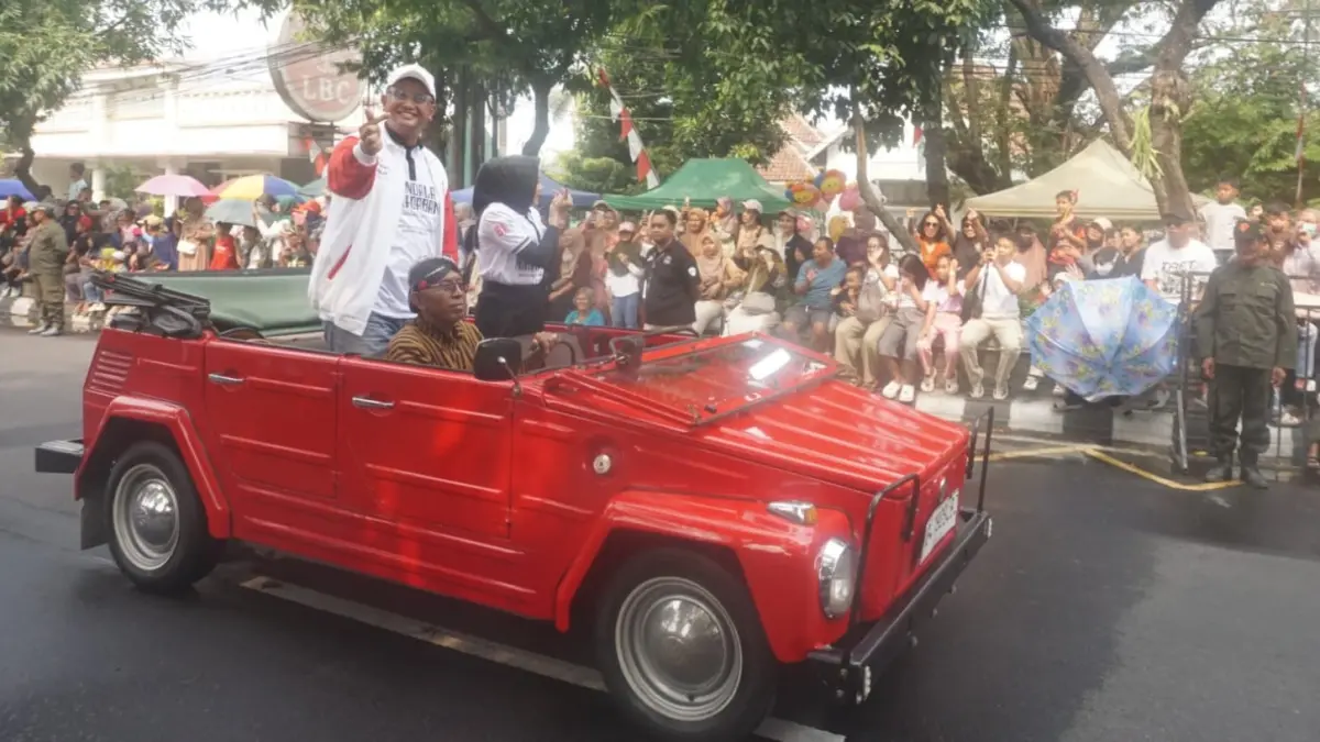 Bupati Klaten Hamenang Wajar Ismoyo saat menyapa warga Klaten yang menyaksikan karnaval pembangunan di sepanjang Jalan Pemuda, Rabu (19/8/2026). (Angga Purenda/Radar Solo)