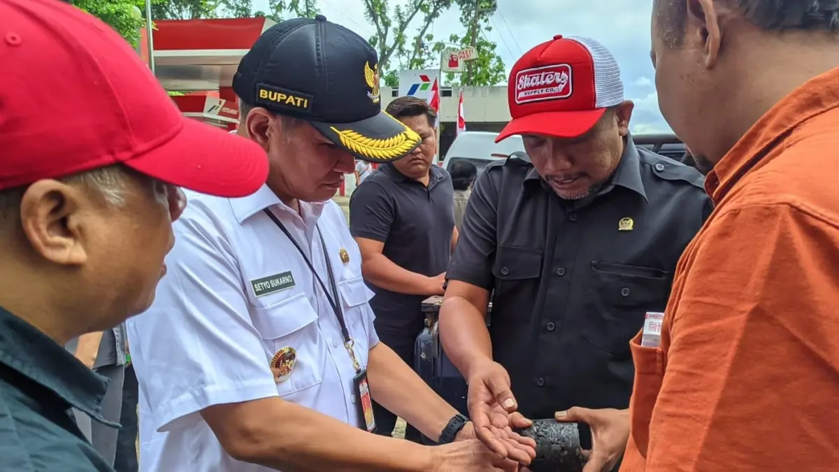 Bupati Wonogiri Setyo Sukarno bersama DPRD Wonogiri melakukan sidak di proyek peningkatan jalan dari Kecamatan Bulukerto hingga Kecamatan Puhpelem yang berbatasan dengan Poncol, Magetan November 2025 lalu. (ISTIMEWA)