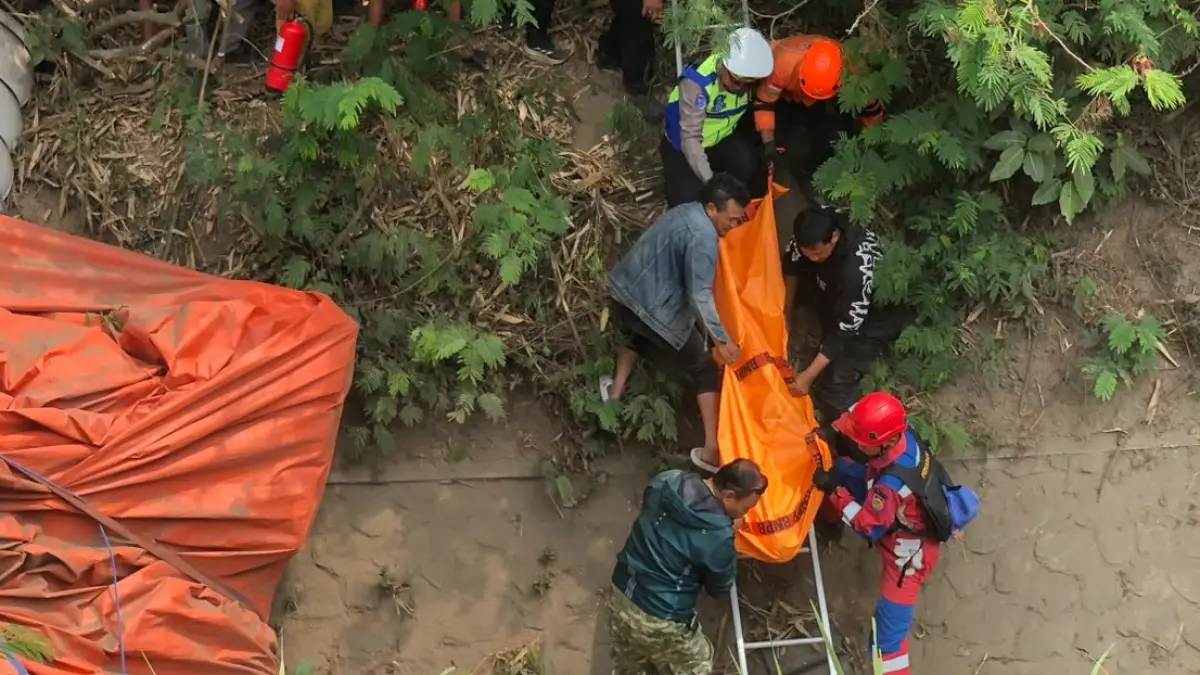 Evakuasi jasad sopir truk trailer yang mengalami kecelakaan tunggal di turunan Kenteng, Jalan Solo-Semarang, Rabu (19/8/2026). (ABDUL KHOFID/RADAR SOLO)