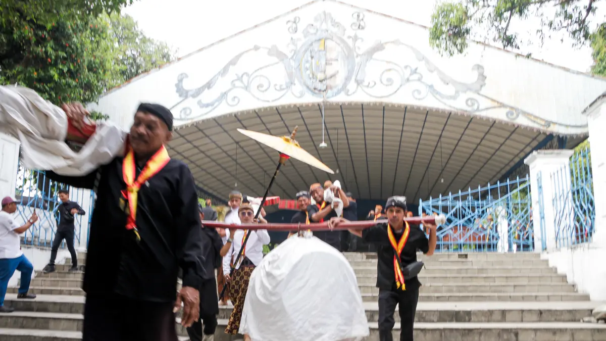 Gamelan Keraton Surakarta dibawa abdi dalem di sekaten. (M Ihsan/Radar Solo)