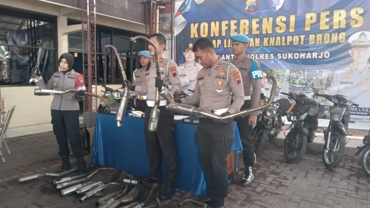 Kasatlantas Polres Sukoharjo AKP Doohan Octa Prasetya dan jajarannya saat gelar perkara knalpot brong dan balap liar, Rabu (19/8). (Iwan Kawul/Radar Solo)
