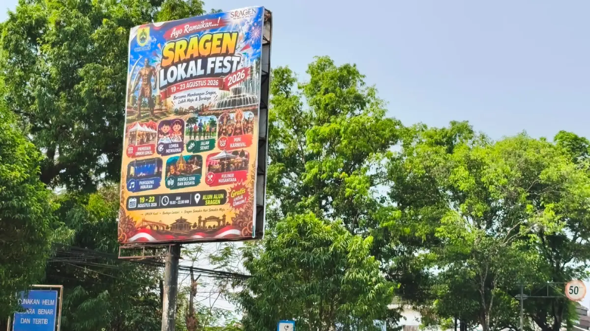 Logo Pemkab Sragen di pojok kanan atas baliho disorot. (Ahmad Khairudin/Radar Solo)