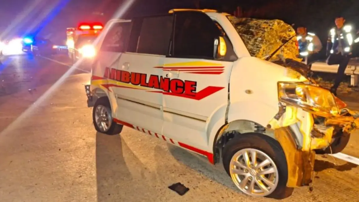 Mobil ambulans pengantar jenazah anak yang mengalami kecelakaan maut di ruas Jalan Tol Batang-Semarang KM 379+900 jalur A. (ANTARA/Satlantas Polresta Batang)
