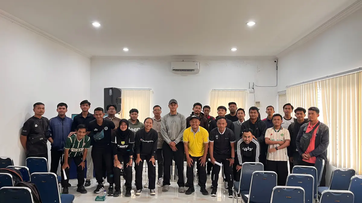 OPTIMISTIS: Wakil SD Kristen Manahan mengambil undian pembagian grup di kantor Jawa Pos Radar Solo, Rabu (19/8/2026). (RADAR SOLO PHOTO)