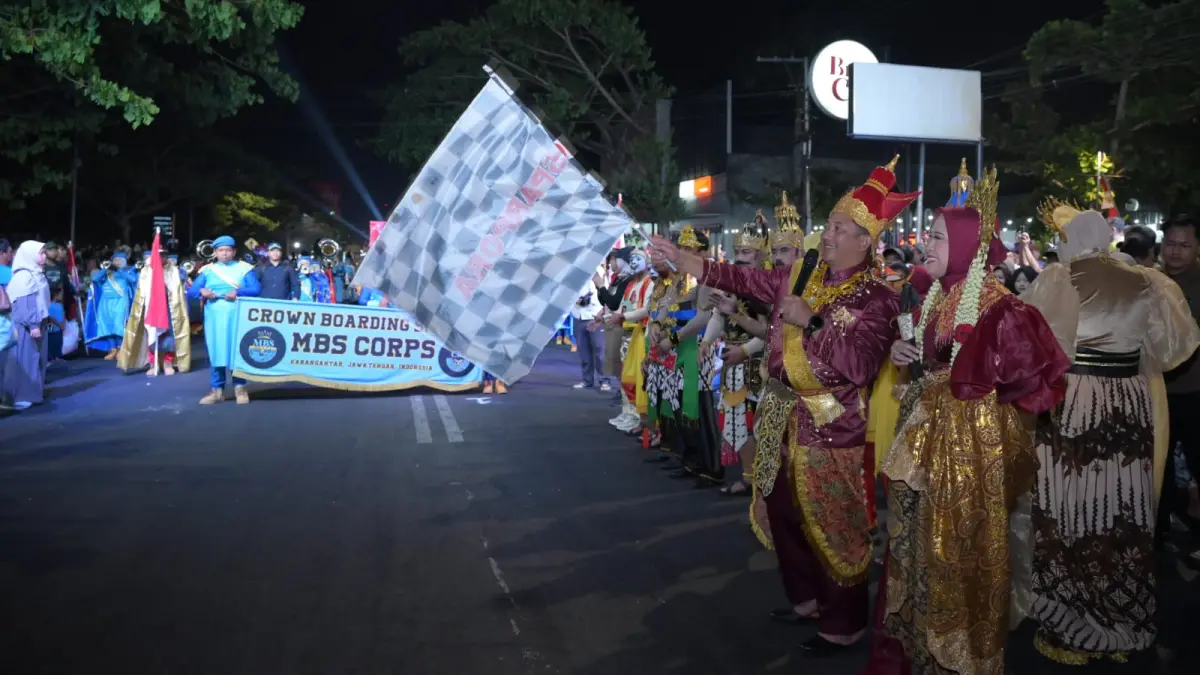 Pembukaan Karanganyar Eco Culture Night Carnival 2026 yang digelar Pemerintah Kabupaten Karanganyar di sepanjang Jalan Lawu, Selasa (18/8/2026) malam. (Rudi Hartono/Radar Solo) 