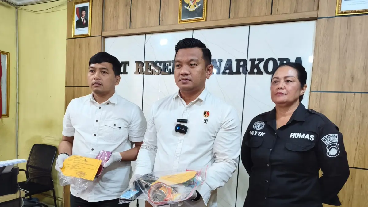 Personel Satresnarkoba Polres Sragen tunjukkan barang bukti sabu. (Ahmad Khairudin/Radar Solo)