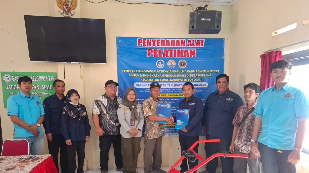 Power Weeder Inovasi STT "Warga" Surakarta Bantu Petani Desa Doplang Tingkatkan Efisiensi Penyiangan 