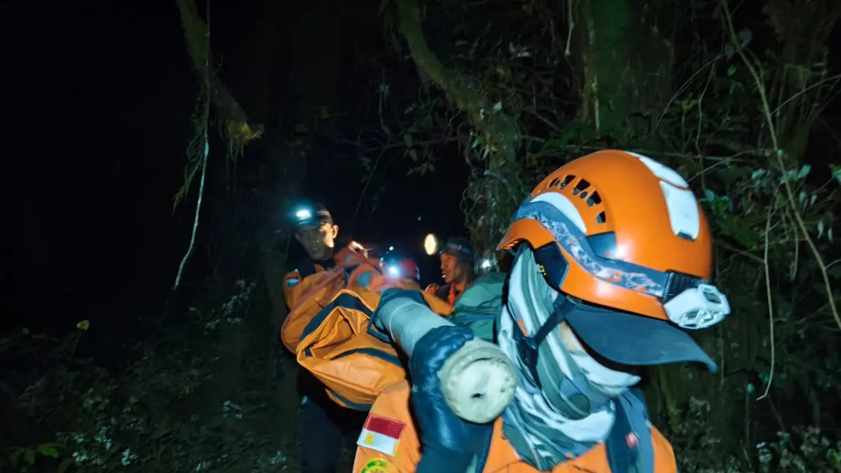 Tim SAR evakuasi jenazah pendaki yang jatuh ke kawah Gunung Slamet, Rabu (19/8/2026) dini hari. (SAR Semarang) 