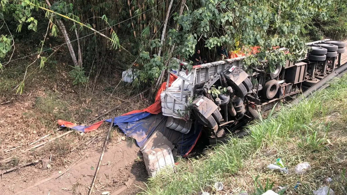 Trailer Muatan Kapas Terjun ke Jurang di Boyolali, Kepala Truk Terjepit Body, Evakuasi Masih Berlangsung (ABDUL KHOFID/RADAR SOLO)