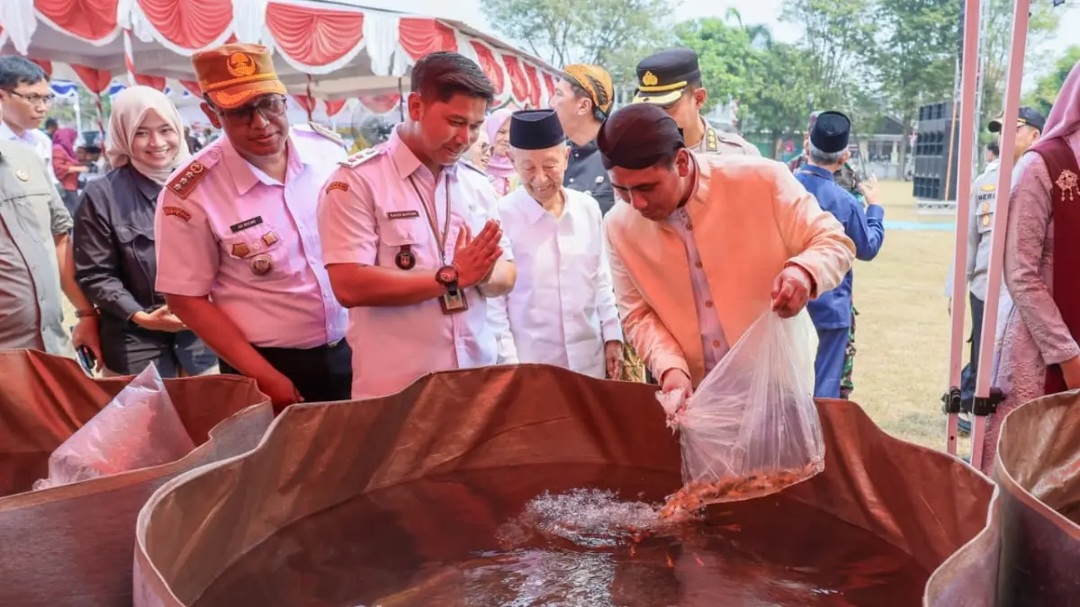 Wagub Jateng Taj Yasin Maimoen tebar ikan dalam Program Pilot Project Desa/Kelurahan Mandiri Sejahtera di Lapangan Losari, Kelurahan Semanggi, Pasar Kliwon, Solo, Rabu (19/8). (M IHSAN/RADAR SOLO)
