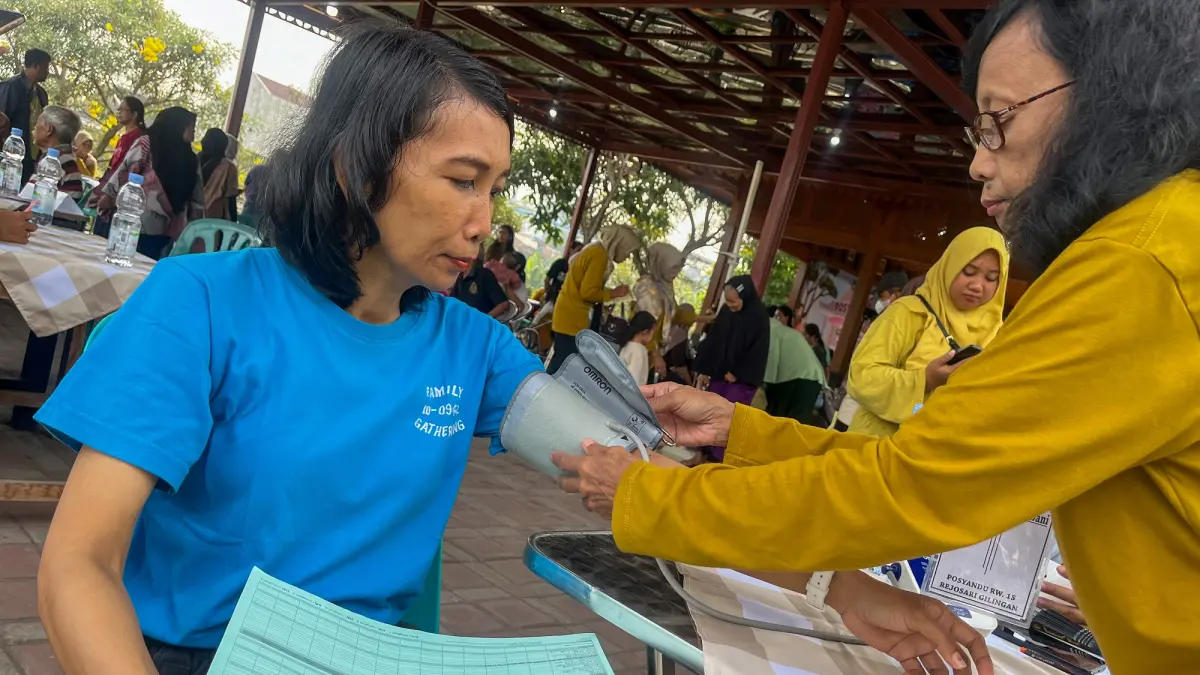 Warga memeriksakan kesehatan di Posyandu Plus Gilingan. (M Ihsan/Radar Solo)