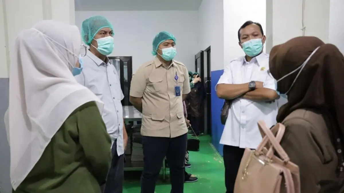 Anggota Komisi D DPRD Karanganyar sidak di SPPG Jati, Kecamatan Jaten, Kamis (20/8/2026) siang. (Rudi Hartono/Radar Solo)