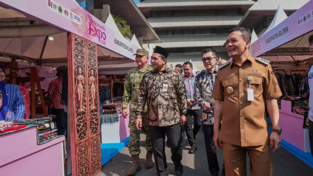 Gubernur-Wagub Jateng Ahmad Luthfi-Taj Yasin tinjau stan pameran produk UMKM unggulan di halaman Kantor Gubernur dan DPRD Jawa Tengah, Semarang, Kamis (20/8/2026). (PEMPROV JATENG)