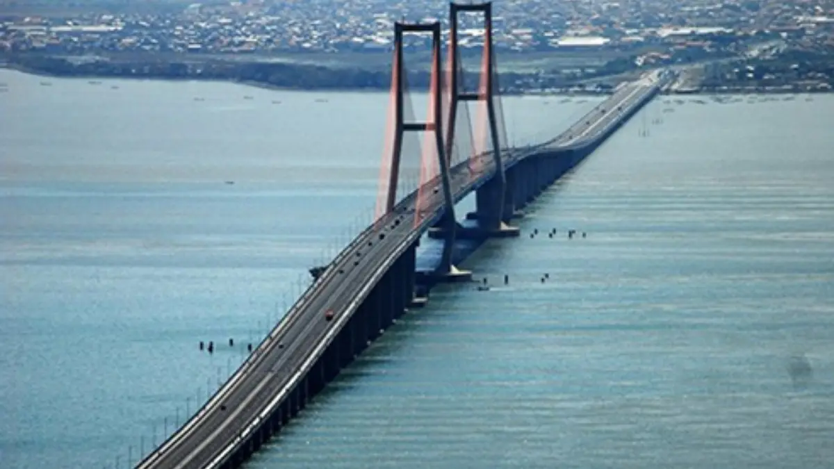 Jembatan Suramadu, Salah Satu Proyek Infrastruktur Terbesar yang Menguhubungan Pulau Jawa dan Madura. (Foto: komdigi.go.id)