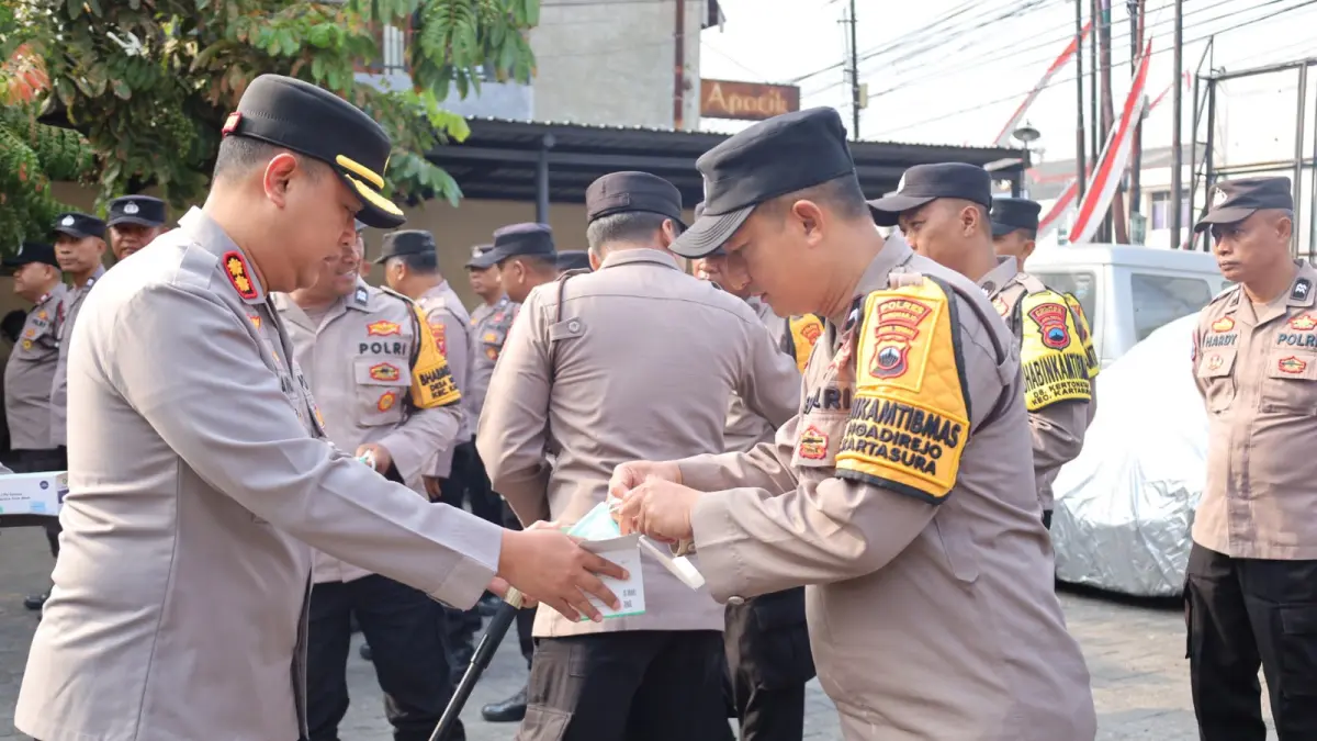 Kapolres Sukoharjo AKBP Anggaito Hadi Prabowo kenakan masker ke personel, Kamis (20/8). (IWAN KAWUL/RADAR SOLO)