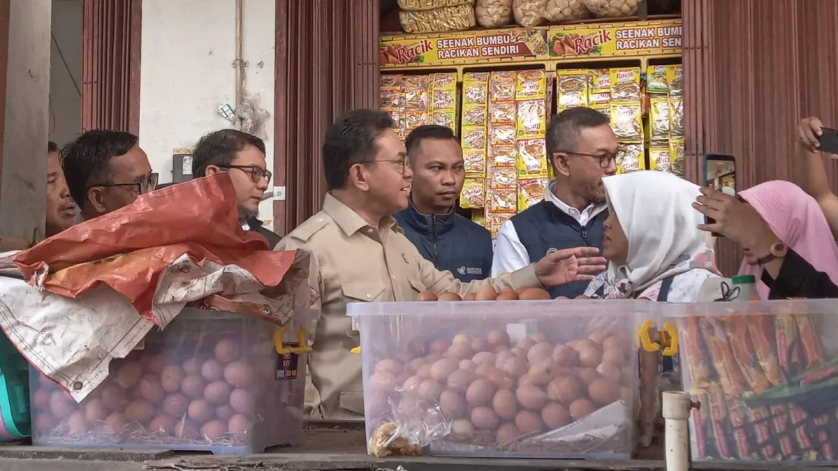 Mendag Budi Santoso pantau harga bapokting terutama telur ayam di Pasar Ir. Sukarno Sukoharjo, Kamis pagi (20/8). (IWAN KAWUL/RADAR SOLO)