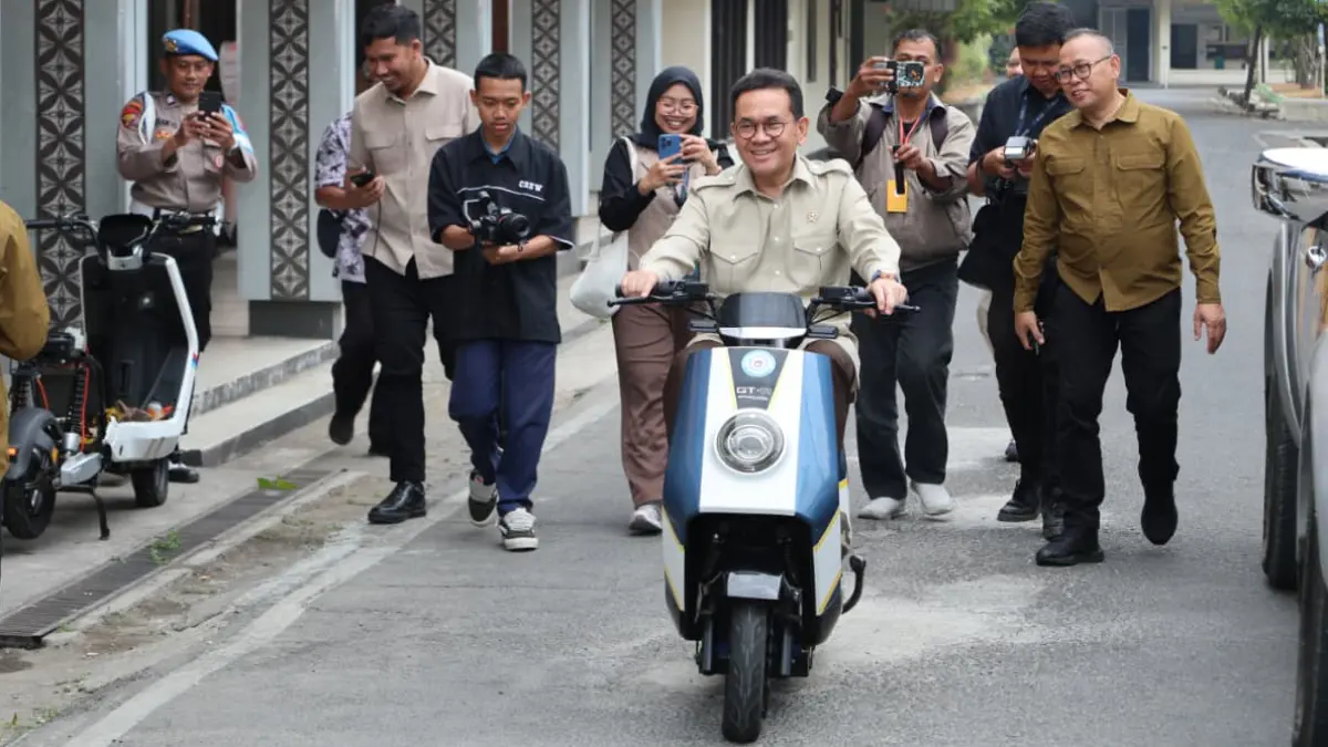 Menteri Perdagangan (Mendag) Budi Santoso mencoba motor listrik karya siswa SMK Veteran di Universitas Veteran Bangun Nusantara (Univet Bantara) Sukoharjo, Kamis (20/8). (Alfida Nurcholisah/Radar Solo)