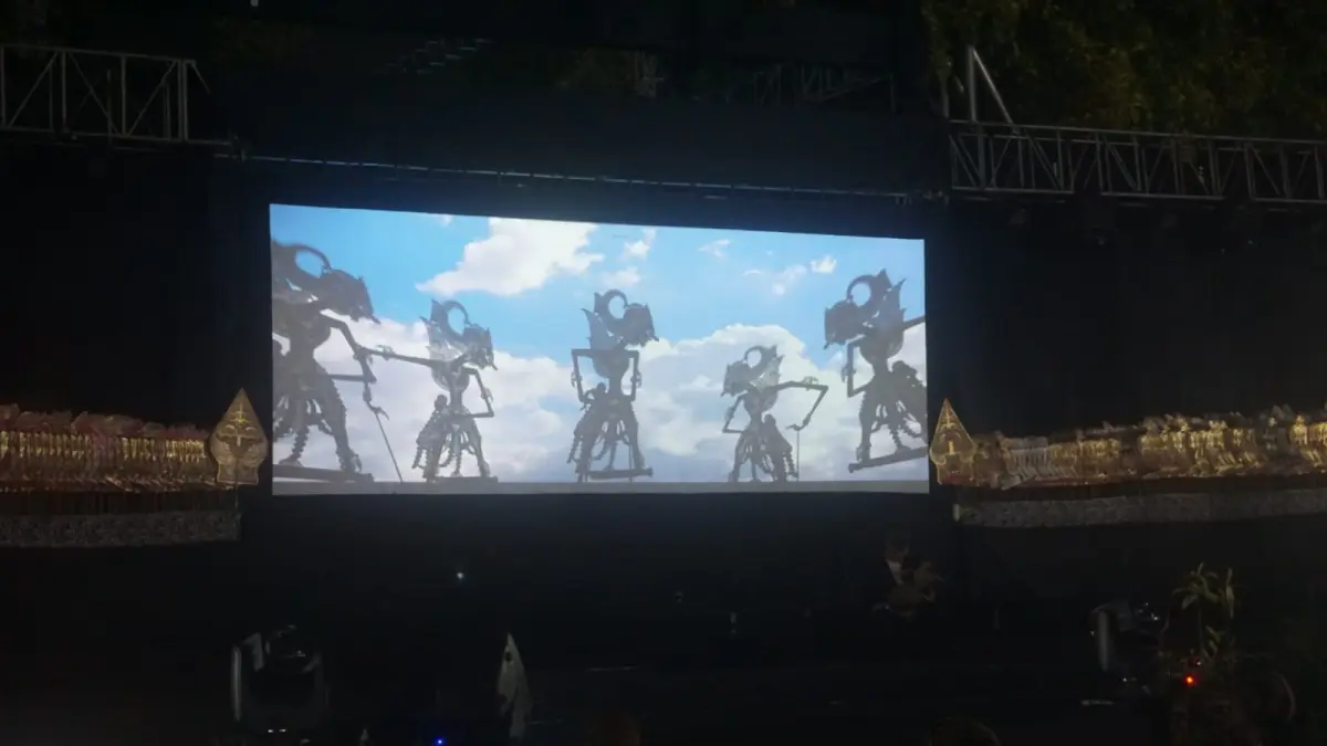 Pagelaran Hibridasi Wayang Kontemporer dengan mengusung lakon Sang Gatotkaca di Alun-Alun Klaten pada Rabu (19/8/2026). (Angga Purenda/Radar Solo)