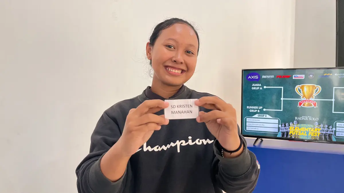 Pelatih futsal putra SD Kristen Manahan, Tasya mengambil undian pembagian grup Radar Solo Elementary Futsal Fest 2026.