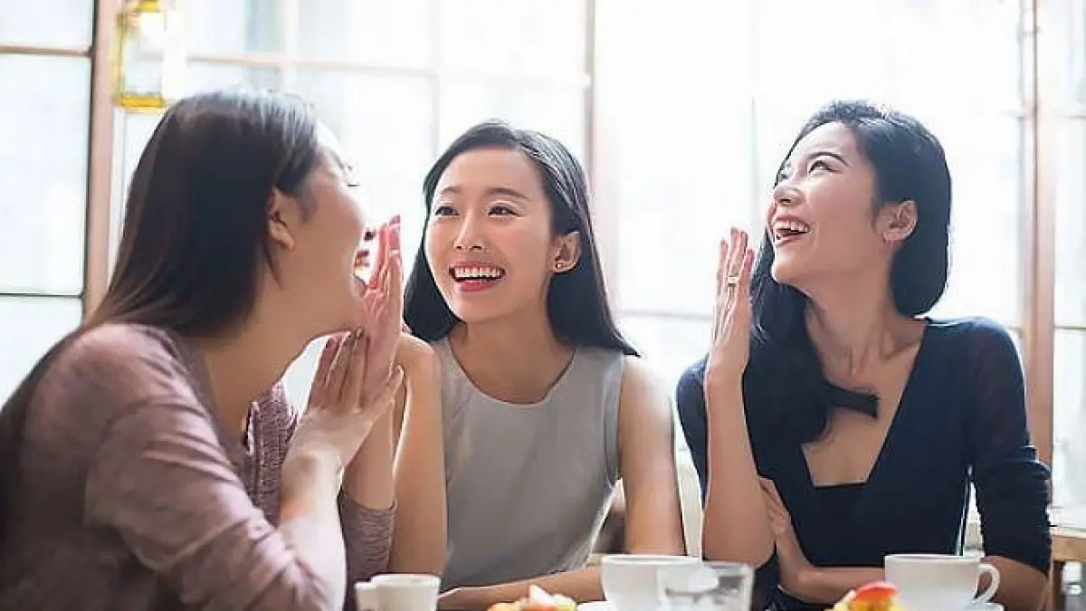 Penggunaan bahasa Indonesia yang diselingi bahasa asing atau daerah merupakan bentuk adaptasi fleksibel sesuai situasi dan lingkungan.