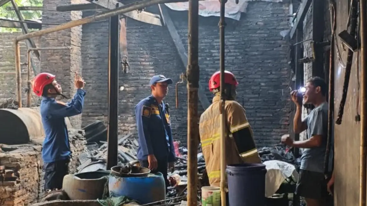 Petugas Damkar Boyolali cek kondisi pabrik tahu di Jalan Embarkasi Haji, Dukuh Kelipan, Desa Gagak Sipat, Ngemplak, Boyolali, pasca terbakar, Kamis (20/8/2026).&nbsp;(DAMKAR BOYOLALI)