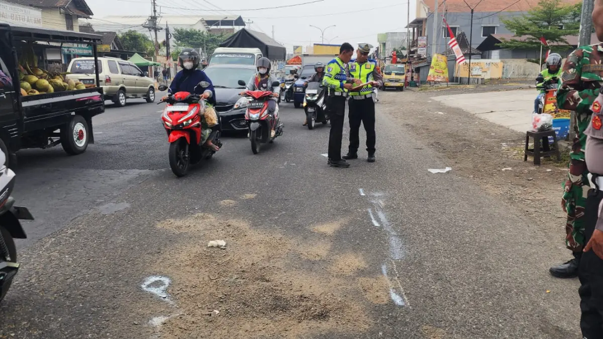 Polisi olah TKP kecelakaan maut di dekat flyover Palur, Jaten, Karanganyar, Kamis (20/8/2026). (Rudi Hartono/Radar Solo) 