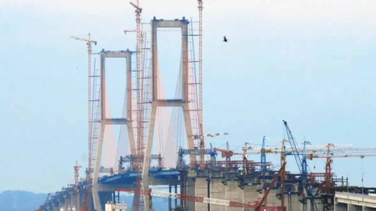 Proses Pembangunan Jembatan Suramadu. 