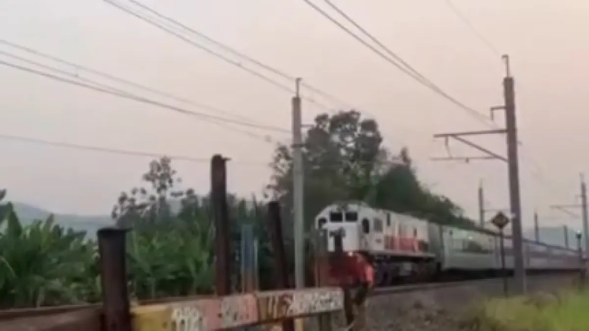 Sebuah kereta api yang memberlakukan prosedur Berhenti Luar Biasa (BLB) pasca gempa bumi Bantul di Prambanan, Klaten, Kamis (20/8/2026). (Dokumentasi Video Instagram @merapi_uncover)