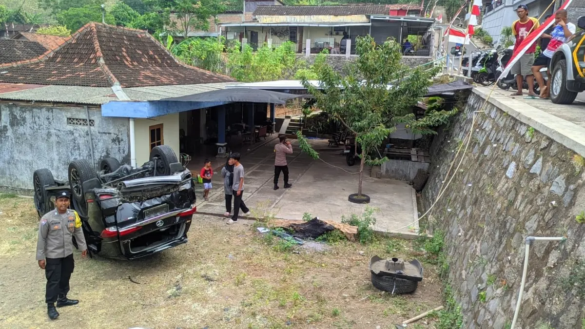 Toyota Fortuner AD 1025 UH mengalami kecelakaan tunggal di wilayah Lingkungan Cubluk RT 04 RW 04, Kelurahan Giritirto, Kecamatan Wonogiri Kota, Kamis (20/8/2026) siang. (IWAN ADI/RADAR SOLO)