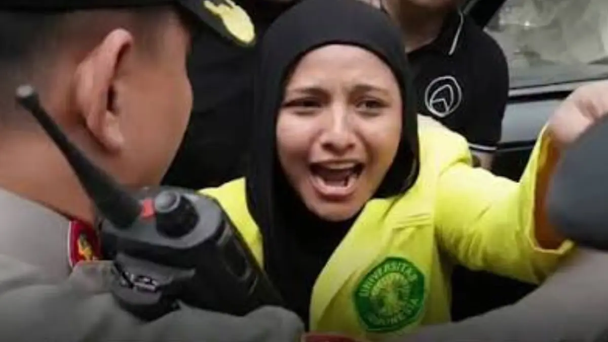 Wakil Ketua BEM UI Fathimah Azzahra berdebat dengan polisi saat menggelar aksi demonstrasi.