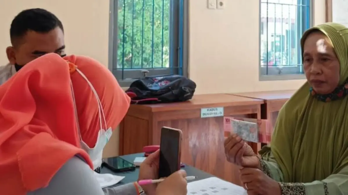 Warga Karanganyar memproses pencairan bansos melalui kantor pos. (Rudi Hartono/Radar Solo)