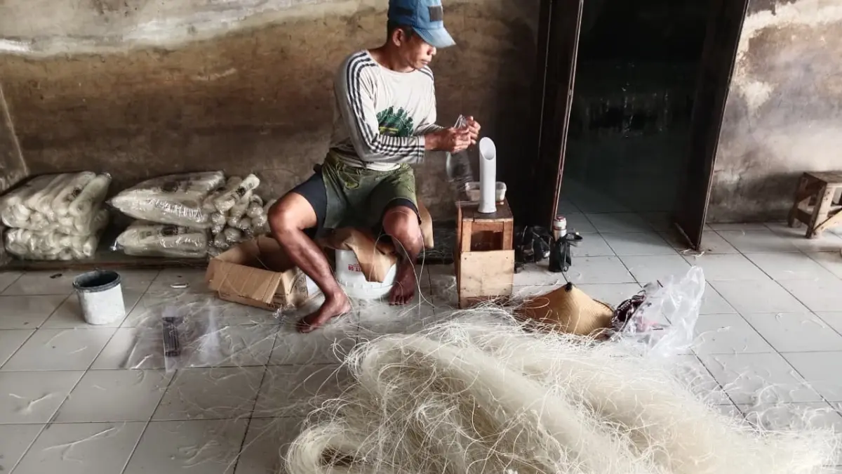 Warga Srijaya, Kecamatan Tulung, Klaten, membuat soun dari pati aren. (Rara Belva/Radar Solo)
