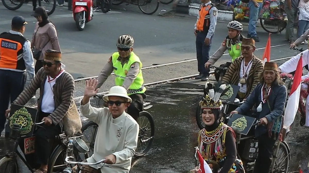 Kostum unik Wali Kota Solo Respati Ardi ala kolonial. (Arief Budiman/Radar Solo)