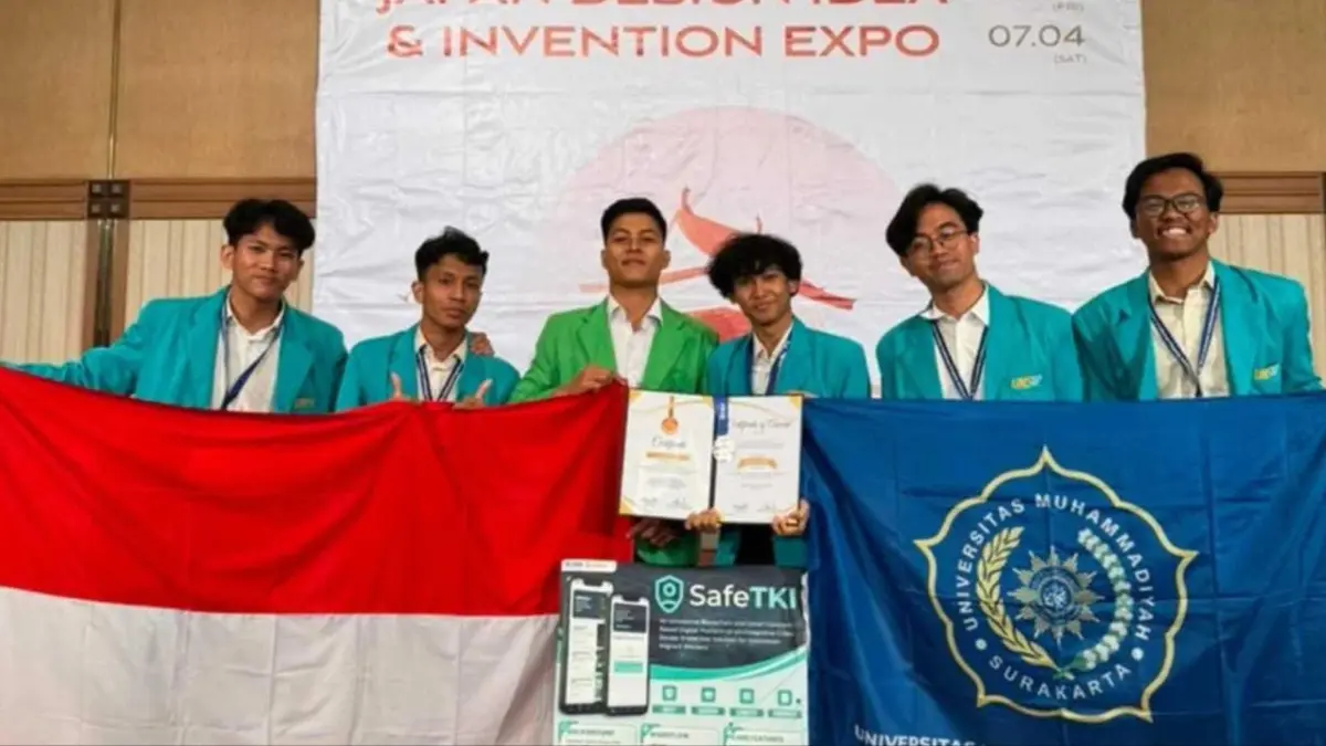 Mahasiswa UMS perlihatkan piagam penghargaan setelah meraih medali perak ajang Japan Design, Idea & Invention Expo (JDIE) 2026 di Osaka, Jepang, Juli lalu. (DOK. PRIBADI)