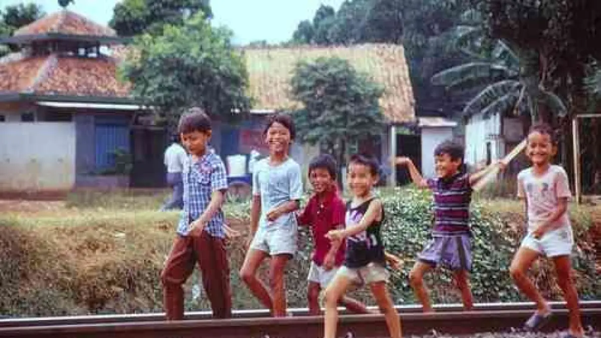 Meskipun bahasa Indonesia makin dominan sebagai penghubung nasional, data BPS menunjukkan 73,82 persen penduduk masih aktif memakai bahasa daerah. Keberagaman bahasa tetap hidup berdampingan secara fleksibel.