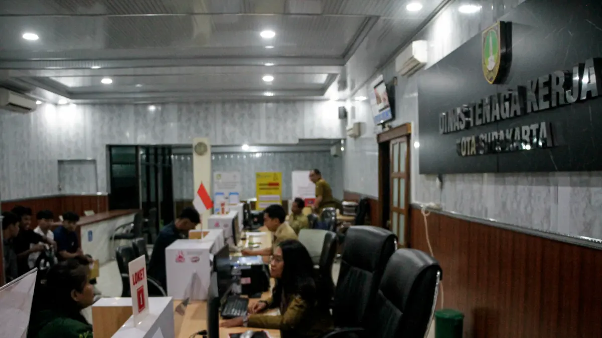 Pelayanan Rumah Siap Kerja di Disnakertrans Solo. (M Ihsan/Radar Solo)
