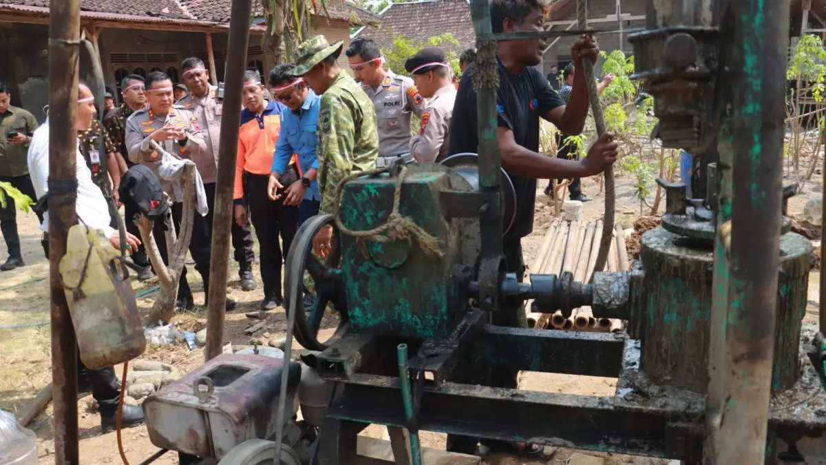 Progres pengeboran sumur dalam di Dusun Mloyo RT 01 RW 11, Desa Ngasinan, Kecamatan Bulu, Sukoharjo, Jumat (21/8). (IWAN KAWUL/RADAR SOLO)
