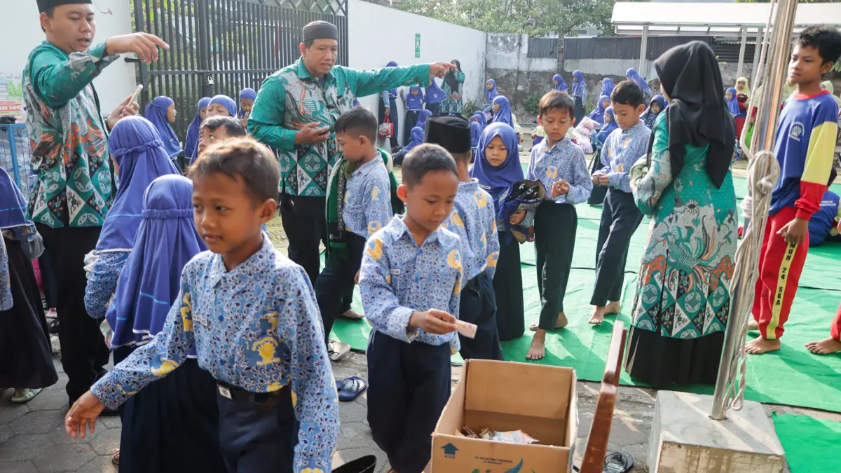Siswa SD Muhammadiyah 24 Solo menggalang donasi untuk korban gempa bumi NTT, Jumat (21/8). (M.IHSAN/RADAR SOLO)