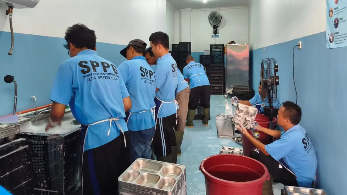 SPPG Jetis Sragen Kulon melayani 1.600 lebih porsi di tujuh sekolah. (Ahmad Khairudin/Radar Solo)