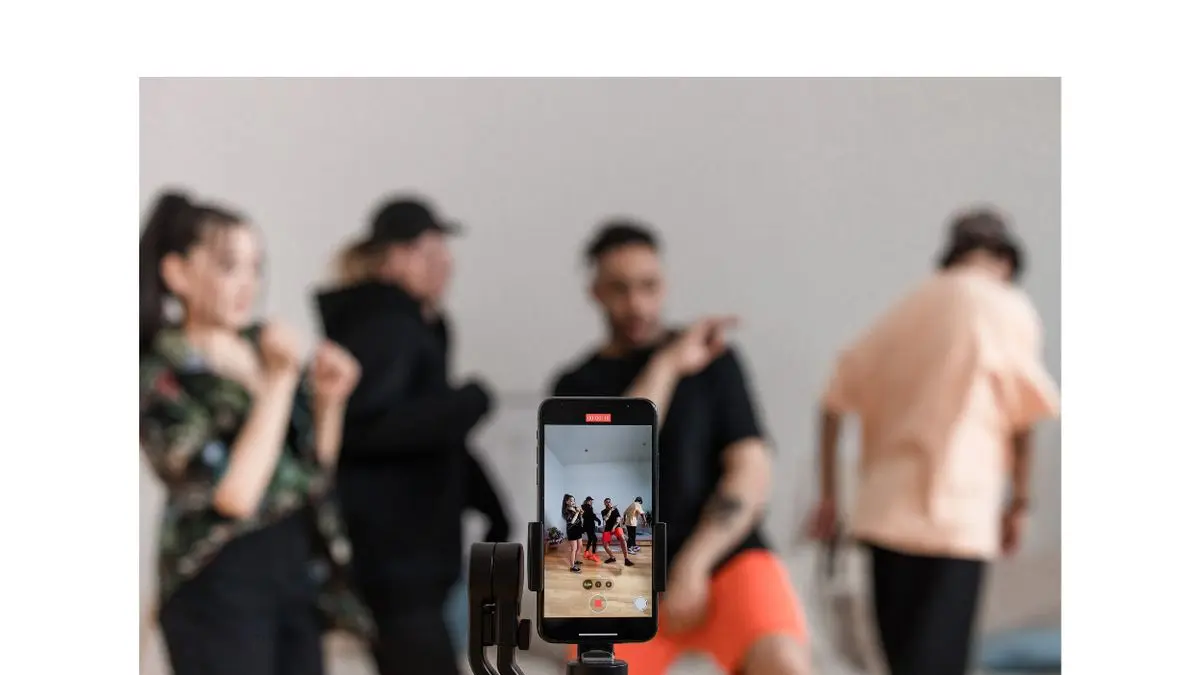 Tren raw content di TikTok menunjukkan tingginya minat pengguna pada video yang tampak spontan dan autentik. 