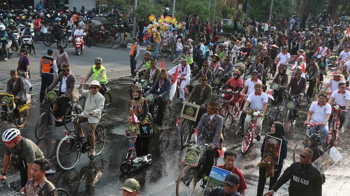 Wali Kota Respati Ardi pakai baju ala Kolonial Belanda dan Wawali Astrid Widayani berbusaha adat Dayak ikut Pawai Pembangunan 2026, Jumat (21/8/2026). (Arief Budiman/Radar Solo)