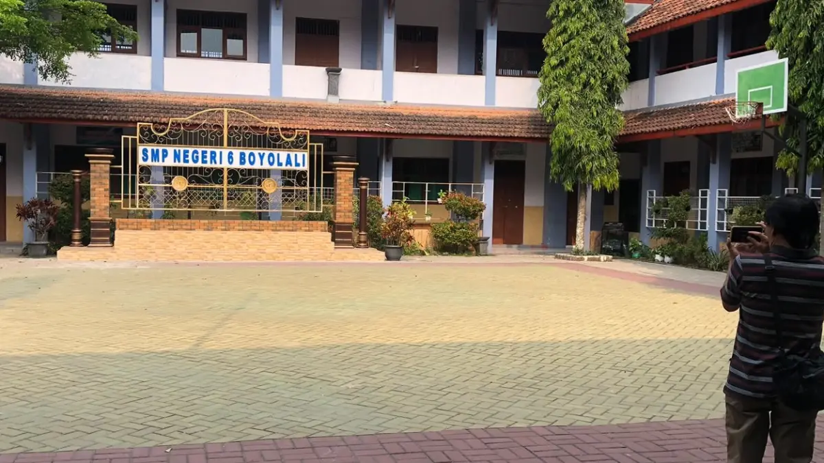 Dugaan keracunan para murid SMP Negeri 6 Boyolali menjadi perhatian publik. (ABDUL KHOFID/RADAR SOLO)