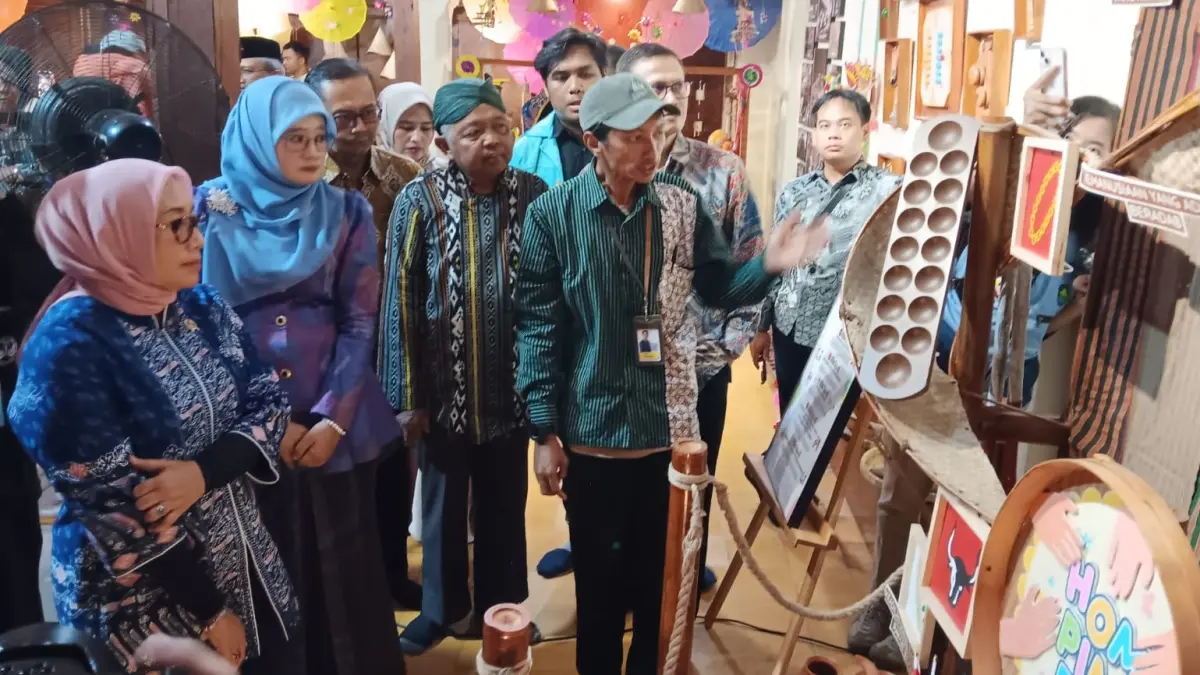 Menteri Pemberdayaan Perempuan dan Perlindungan Anak (PPPA) Arifatul Choiri Fauzi (kiri)meninjau wahana di Kampung Dolanan Sidowayah, Kecamatan Polanharjo, Klaten, Sabtu (22/8/2026). (Angga Purenda/Radar Solo)