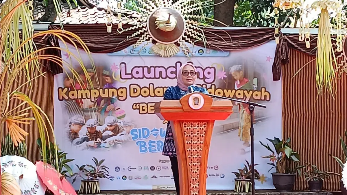 ​Menteri PPPA Arifatul Choiri Fauzi saat melakukan kunjungan ke Kampung Dolanan di Desa Sidowayah, Kecamatan Polanharjo, Klaten, Sabtu (22/8/2026). (Angga Purenda/Radar Solo)